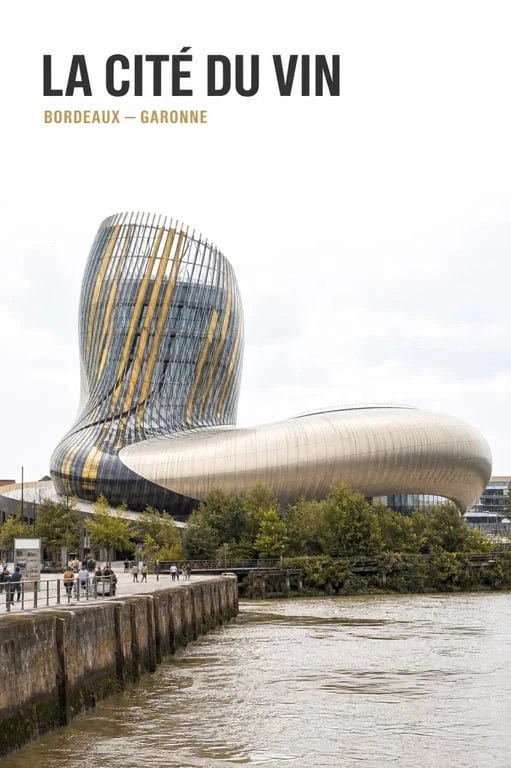 Avis sur cité du vin : vue extérieure de la Cité du Vin à Bordeaux au bord de la Garonne