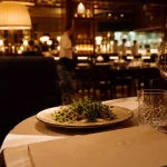 Pur restaurant gastronomique au Park Hyatt Paris-Vendôme, table dressée et dégustation