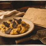 Restaurant menu truffe périgord : assiette avec œuf brouillé et copeaux de truffe noire