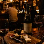 bar à vin paris montparnasse : verres de vin rouge et planche de charcuterie