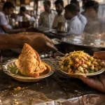 Street food indien : samosa et chaat sur un stand